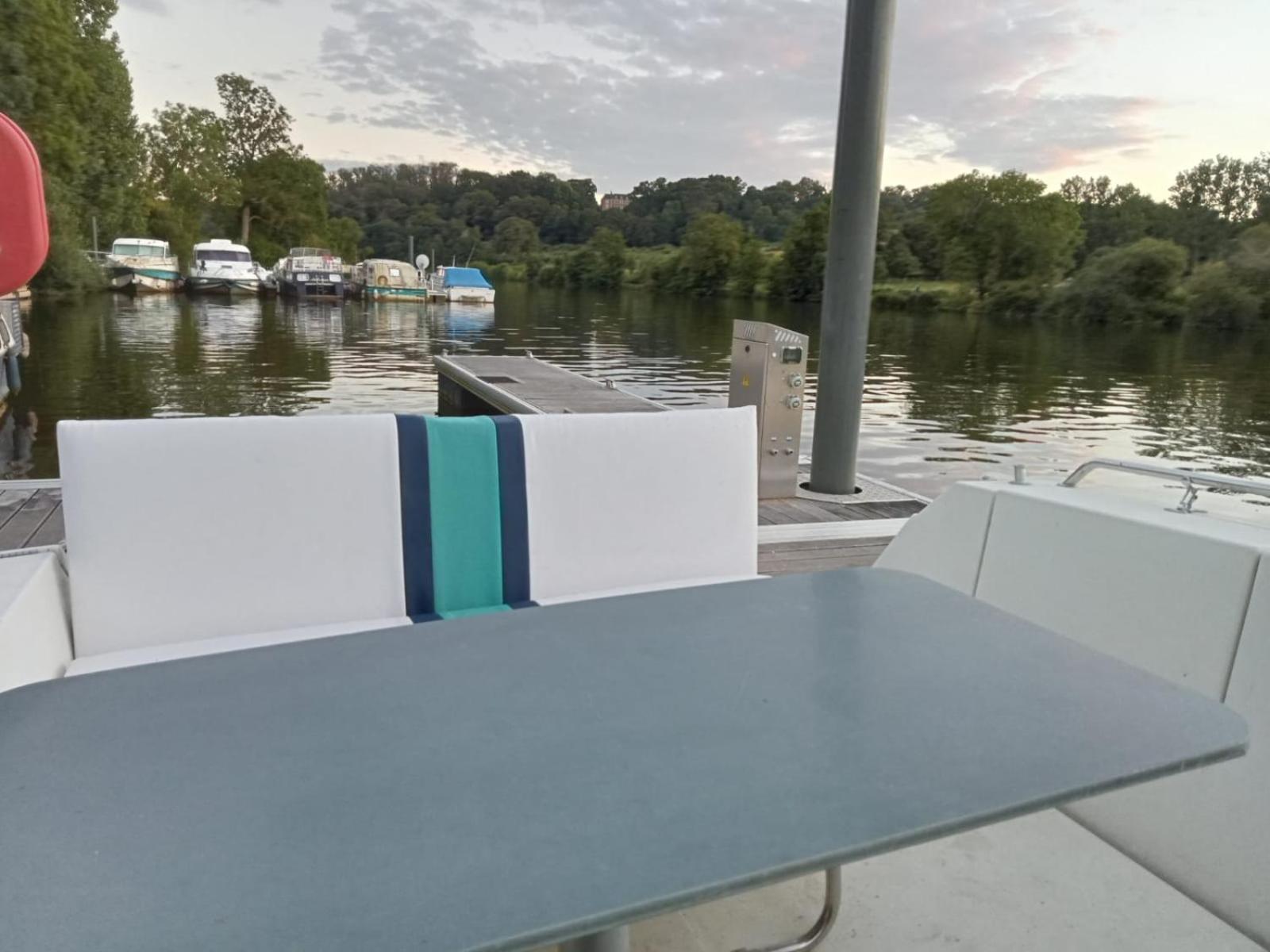 Bateau-Gite Sur Le Halage De La Mayenne L'Huisserie Exterior foto